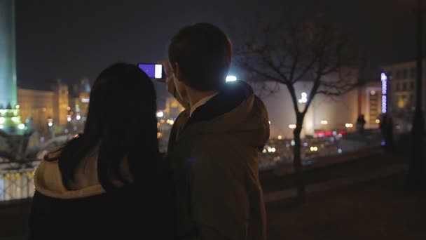 Feliz novio y novia tomando selfie en el teléfono inteligente, fecha en la ciudad de la noche — Vídeos de Stock