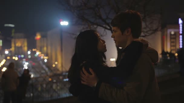 Романтическая молодая пара смотрит друг на друга, обнимает и целует, вечно любит — стоковое видео
