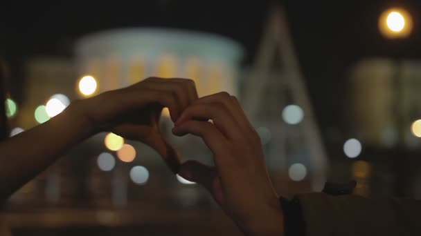 Manos masculinas y femeninas haciendo signo de forma de corazón, historia romántica de amor eterno — Vídeos de Stock
