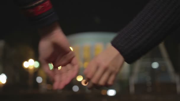 Молодая пара держась за руки, сжимая пальцы страстно, романтическое свидание — стоковое видео