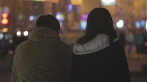 Paar van tieners opknoping in drukke nacht stad straat, vrienden praten — Stockvideo