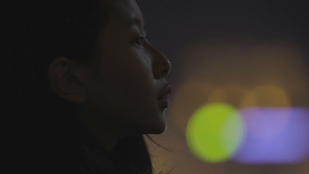Trauriges Mädchen vermisst Freund, hält Tränen zurück, fühlt sich einsam, Gesicht Nahaufnahme — Stockvideo