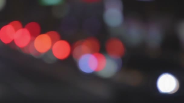 Heure de pointe nocturne dans la mégalopole, nombreux feux de circulation déconcentrés se déplaçant dans la rue 