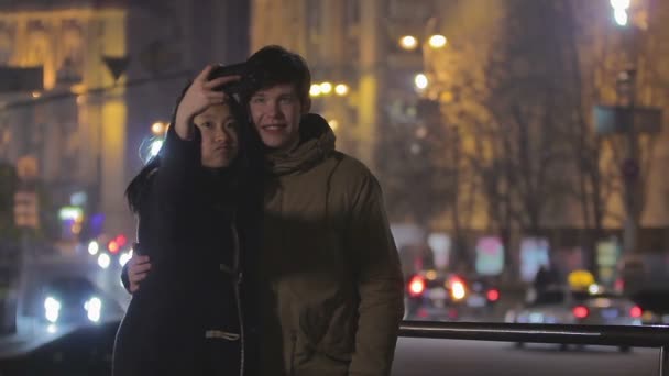 Dos adolescentes felices haciendo caras divertidas, tomando selfie en el teléfono inteligente, divertirse — Vídeo de stock