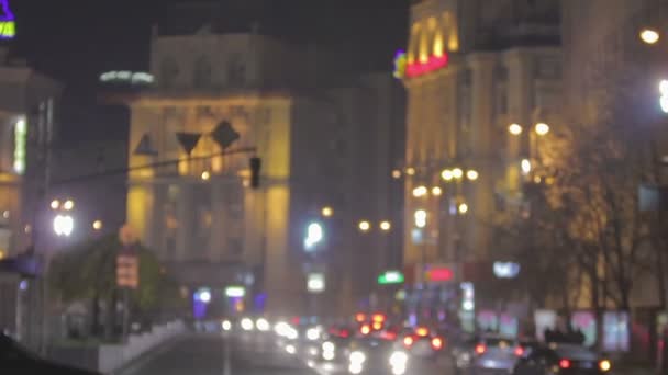 Giovani coppie e amici che passeggiano per la strada notturna della città, passando del tempo insieme — Video Stock