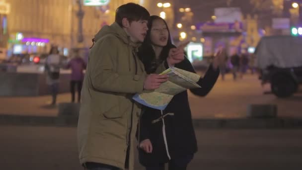 Mujer local ayudando a viajero masculino a encontrar destino, mostrando la dirección correcta — Vídeos de Stock