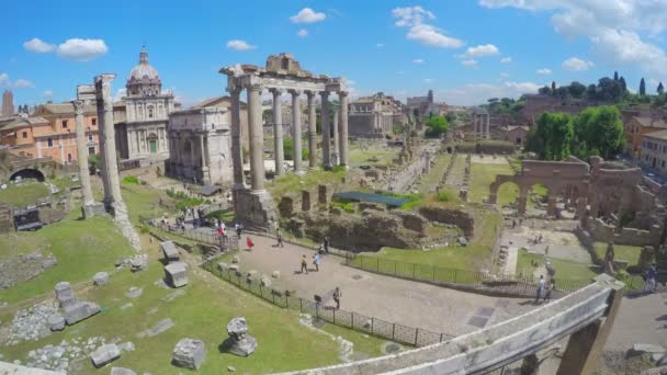 Felices turistas caminando por el museo al aire libre en Italia, arquitectura antigua — Vídeos de Stock