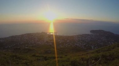 Okyanusu günbatımı timelapse, dağ tepe şehirden akşam güzel görünüm