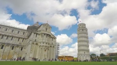 Beyaz bulutlar Leaning Tower of Pisa, İtalya'da gezi turist üzerinde uçan