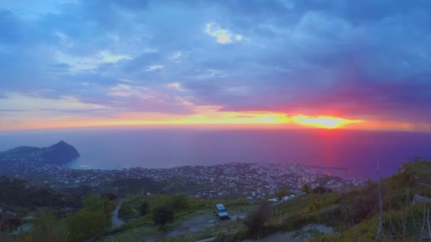 Wunderbarer Sonnenuntergang am Meer, Blick auf die Stadt vom Berggipfel, schwere Wolken im Zeitraffer — Stockvideo