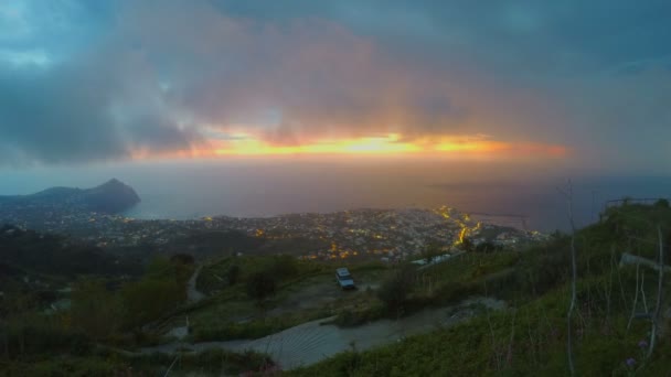 Zon aflopende voorbij horizon, geweldig uitzicht op de avond plaats, zonsondergang time-lapse — Stockvideo