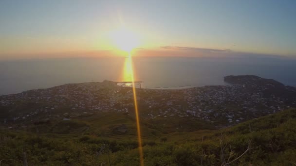 海の夕刻を撮影、山のピークから夕方の都市の美しい景色 — ストック動画