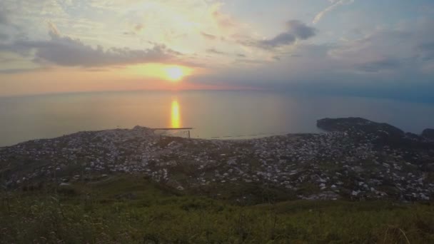 Deniz günbatımı timelapse, unutulmaz görünümü üzerinde bulunan dağlar, turizm şehir — Stok video