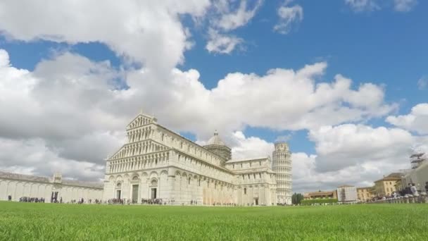 Miles de turistas visitando la torre de Pisa y la catedral, nubes timelapse — Vídeos de Stock
