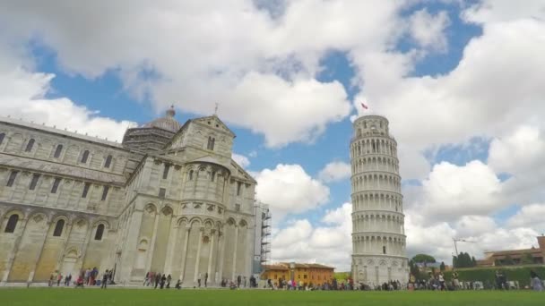 美しいイタリア、ピサ大聖堂広場を訪問している人々 の何千ものランドマーク — ストック動画