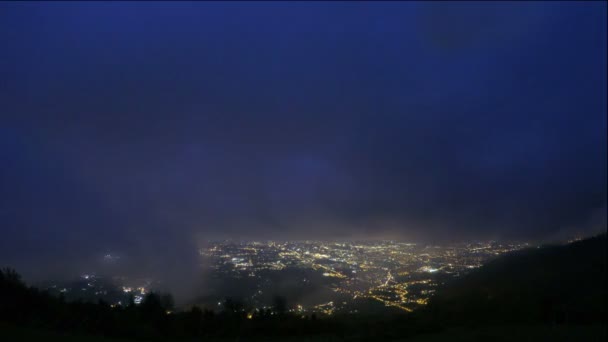 Timelapse góry ciężkich chmur, lampki nocne miasto, leżące poniżej poziomu morza, w pobliżu — Wideo stockowe