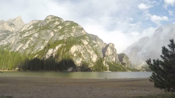 TimeLapse a felhők fölött hegyek és a tó Pragser Wildsee Olaszországban, turizmus — Stock videók