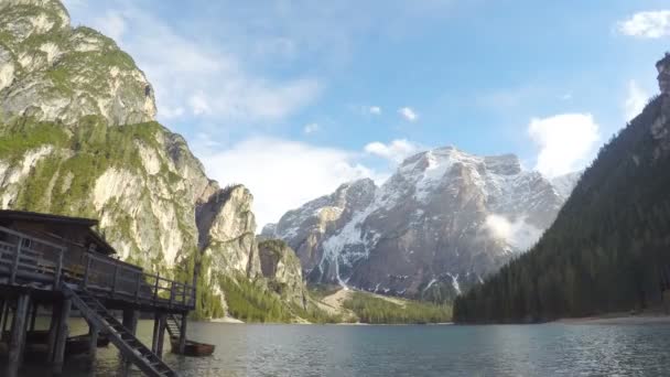 Casa do pescador em pé perto do lago no sul do Tirol, vista incrível sobre as montanhas — Vídeo de Stock