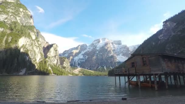 Pragser Wildsee rodeado de montañas, timelapse de nubes sobre el agua del lago — Vídeos de Stock