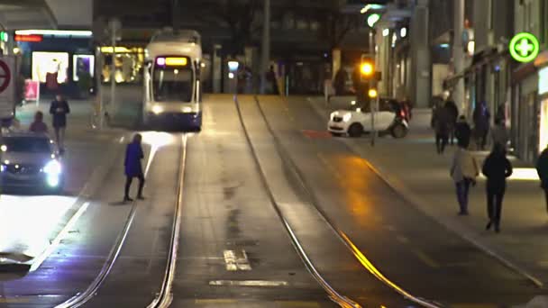 Vida activa en megalópolis, transporte público moderno, peatones ocupados en la calle — Vídeos de Stock