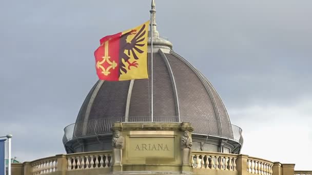 Bandera con el escudo de armas de Ginebra ondeando en la parte superior del museo de arte suizo Ariana — Vídeos de Stock