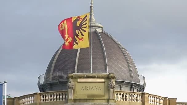 Женевский флаг на крыше Музея Арианы, Швейцарский музей керамики и стекла, slow-mo — стоковое видео