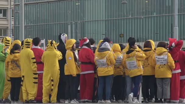 Genewa, Szwajcaria - około stycznia 2016: Koreańskich studentów na zwiedzanie pokoju w Europie. Grupa osób aktywnych, wyrażając opinię wiecu, wolność słowa, flash mob — Wideo stockowe