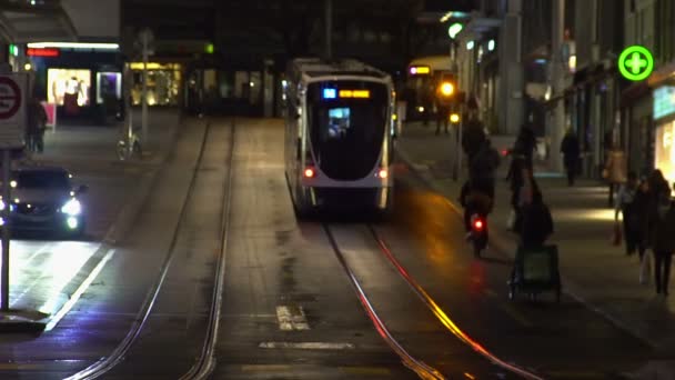 Molta gente che si muove attivamente intorno alla città di notte usando vari veicoli, ora di punta — Video Stock