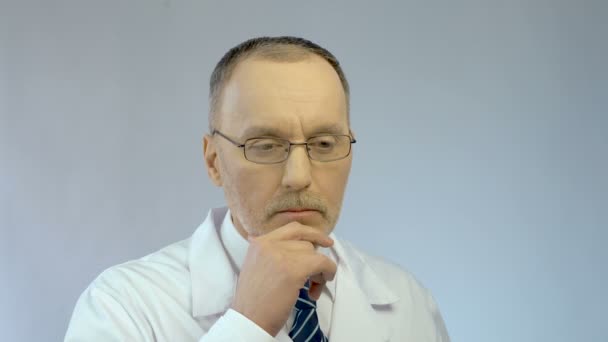 Emoce na tváři mužského vědce, přemýšlíce o projektu, spokojena s dobrým nápadem — Stock video