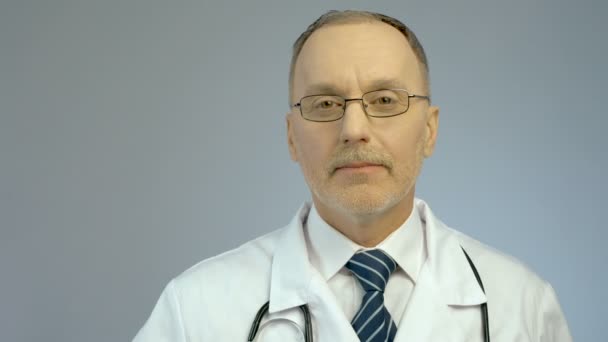 Doctor holding bundle of dollars, paid medicine, expensive health care services — Stock Video