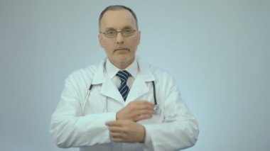 Başarılı emin doktor kameraya katlanmış silah, klinik Hizmetleri arıyorsunuz