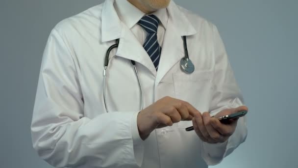 Médecin appelant le patient, service de consultation médicale par téléphone, soins de santé — Video