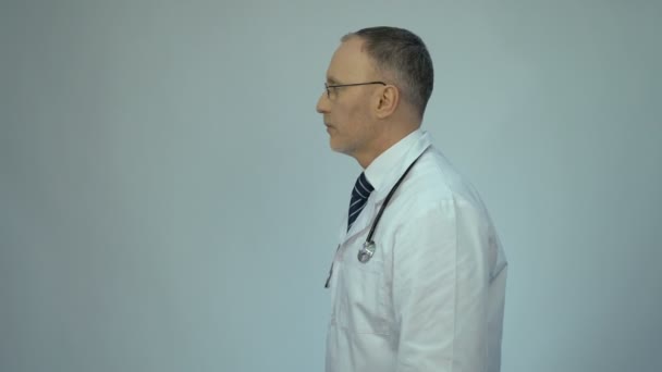 Médico profissional olhando para a câmera, serviços médicos de alta qualidade no hospital — Vídeo de Stock