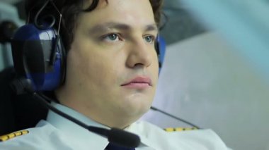 Uçak direksiyon ve uçuş panelde, meslek düğmelere basmak genç pilot