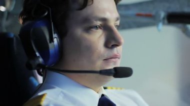 Uçak kontrol ve dağıtıcısı, iş görevleri konuşurken konsantre pilot