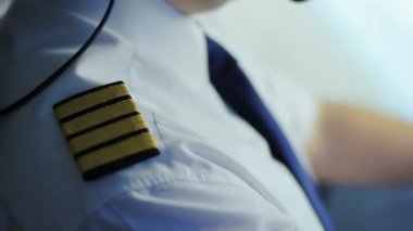 Kokpitte oturan, üniforma ayarlama, kalkış için hazır Başlarken havayolu Kaptan