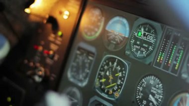 Uçuş kontrol Danışma göstergeleri, pilot'ın değişen direksiyon simidi üzerinde eller