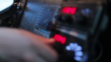 Pilot uçuş panelindeki uçağının, teknoloji radyo frekans arama