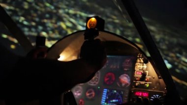 Özenli havacı, akşam saat, şehir üzerinde serin görünümü özel uçak manevra