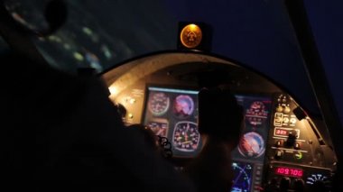 Uçak gece şehir, göstergeler ile uçuş paneli üzerinde uçan uçak mürettebatı komutan