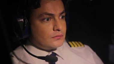 Kuzey ışıkları, uçak kabin görünümünden zevk pilot bakarak hayran