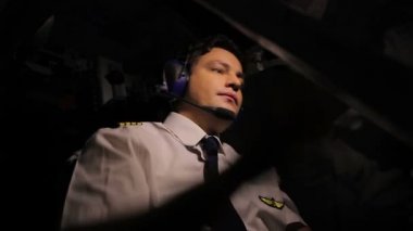 Kokpitte oturan ve uçak, gezinme memnun havacı eserleri zevk