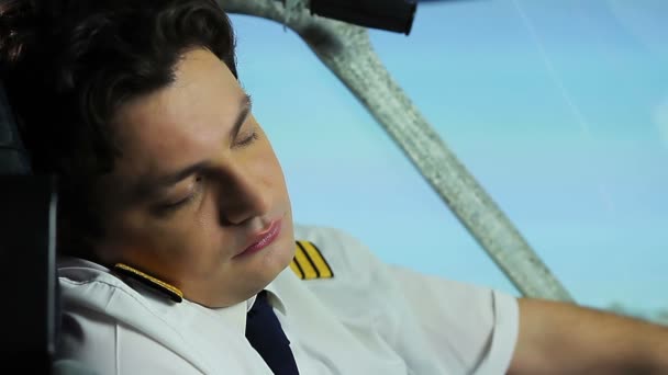 健康上の問題、コックピットに座っている中に熱を持つ眠い疲れたパイロット — ストック動画