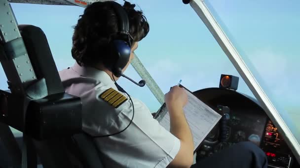 Profesionální pilot vyplňování letu papíry při letu letadla, profese — Stock video