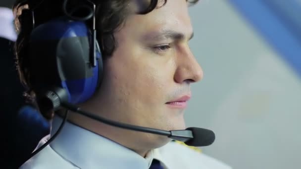 Piloto positivo disfrutando de una hermosa vista desde la cabina mientras navega en avión — Vídeos de Stock