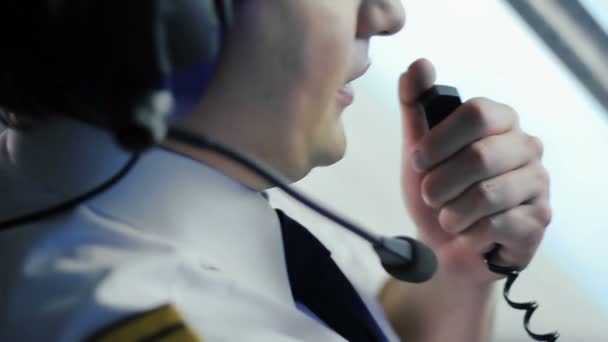 Avión en turbulencia, piloto jefe reportando situación al despachador de vuelo — Vídeo de stock