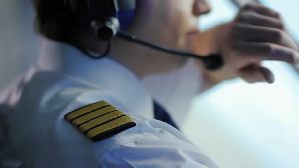 Comandante de la tripulación de aire cansado navegando avión, trabajo responsable, compromiso — Vídeo de stock