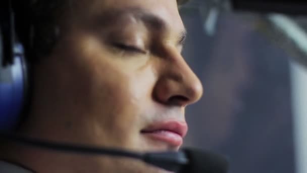 Задумчивый пилот, сосредоточенный на полете, тяжелой работе и ответственности, работе — стоковое видео