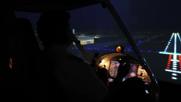 Berufspilot landet Flugzeug auf der Landebahn, abends, Luftfahrt — Stockvideo