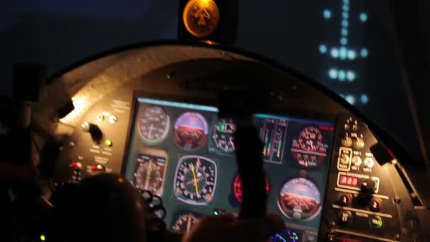 Piloot landing privé vliegtuig, uitzicht op vlucht paneel en verlichte baan — Stockvideo